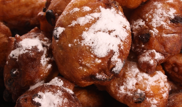 <p>Overheerlijke oliebollen te koop. Steun het Rode Kruis.</p>