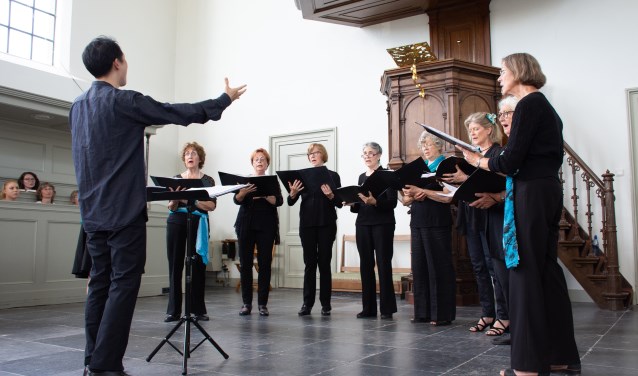 Het Kodálykoor oefent voor hun optreden in de Buiksloterkerk.