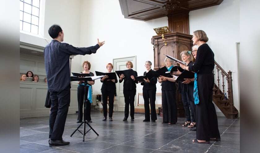Het Kodálykoor oefent voor hun optreden in de Buiksloterkerk.