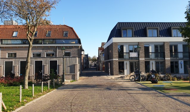 Een prachtig plaatje. Links het compleet verbouwde buurthuis De Burcht, rechts nieuwe stadswoningen.