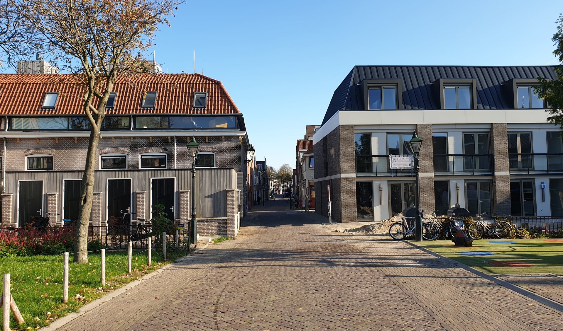 Een prachtig plaatje. Links het compleet verbouwde buurthuis De Burcht, rechts nieuwe stadswoningen.