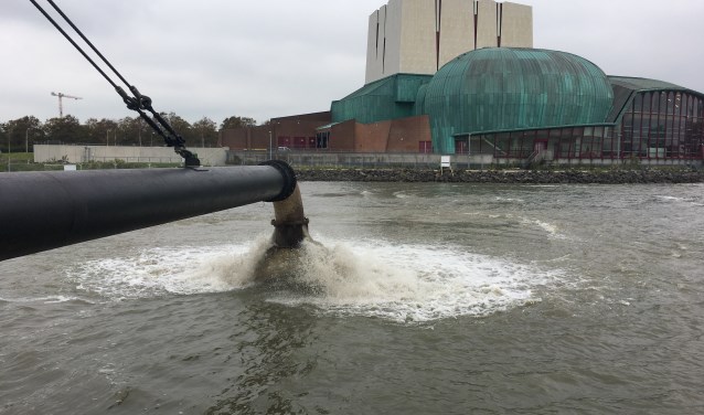 Drie miljoen kuub zand beschermt de dijk tussen Schouwburg Het Park en Bedijkte Waal.