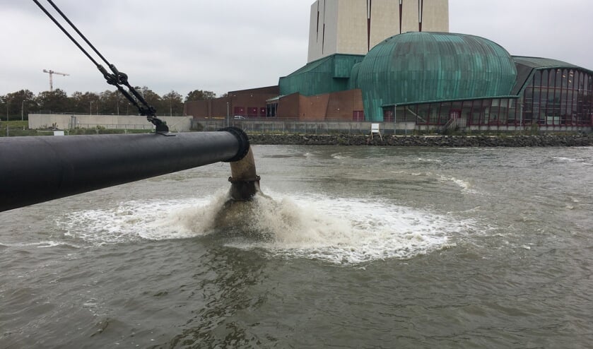 Drie miljoen kuub zand beschermt de dijk tussen Schouwburg Het Park en Bedijkte Waal.