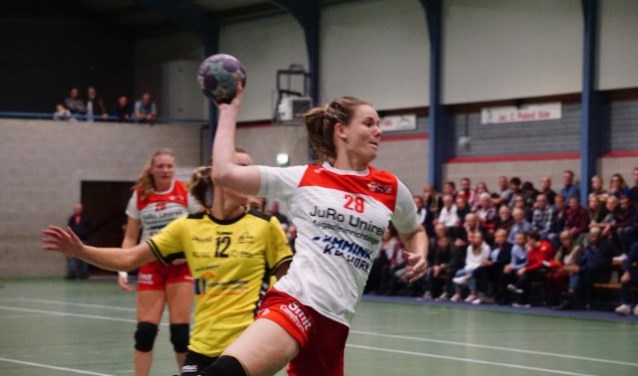 Lynn Klesser scoorde de eerste en de laatste twee belangrijke treffers Romy Zegerink ziet het gebeuren.