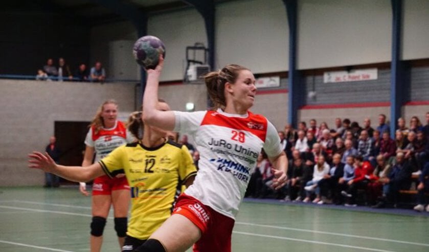 Lynn Klesser scoorde de eerste en de laatste twee belangrijke treffers Romy Zegerink ziet het gebeuren.