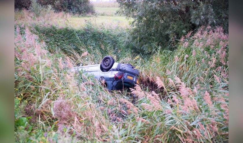 Een klapband lijkt de oorzaak van het van de weg raken.