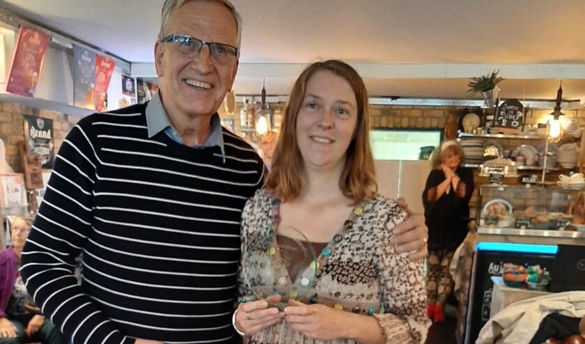 Frank de Ruiter, echtgenoot van de in augustus overleden José de Ruiter-De Wit, met winnares Tineke van der Struik.