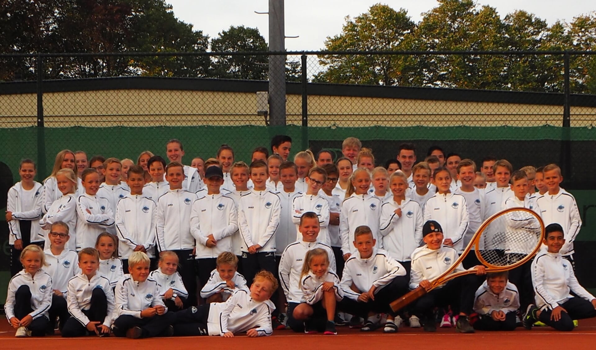 De ruim 100 jeugdleden van DEM tennis.