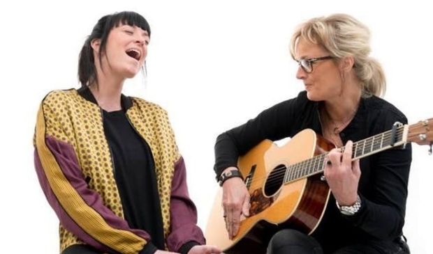 Anna (l) en Irma laten het publiek genieten van hun samenzang.