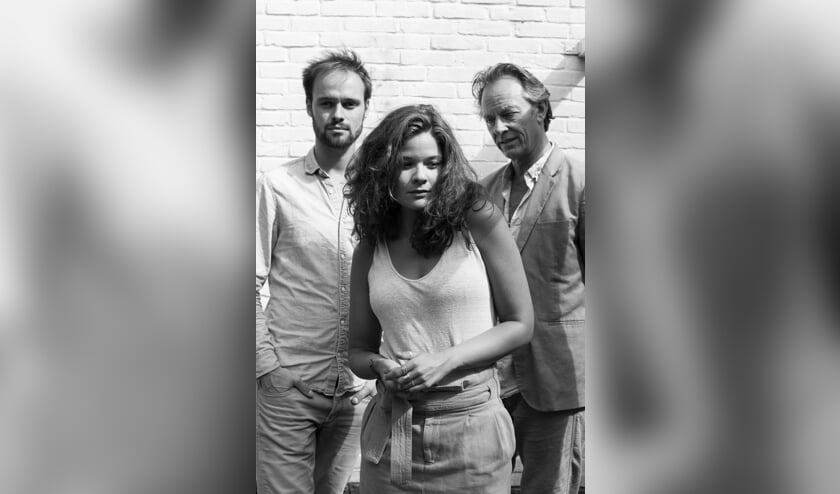 Wies Kavelaar en haar mannen spelen een eigentijdse muziekvoorstelling waarbij de liefde en de lust worden bezongen en gespeeld.