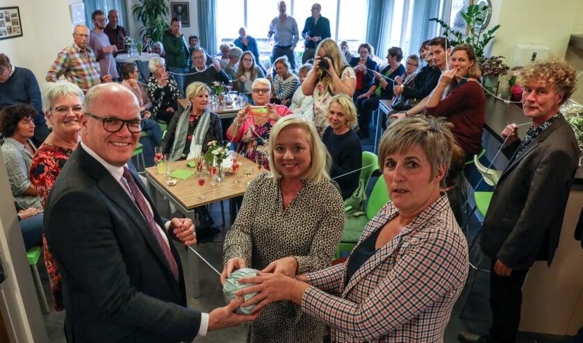 Helga Hink en Jeannette Kersten (coördinatrices Ontmoetingshuis), verrichtten samen met wethouder Marcel Reijven de officiële opening.
