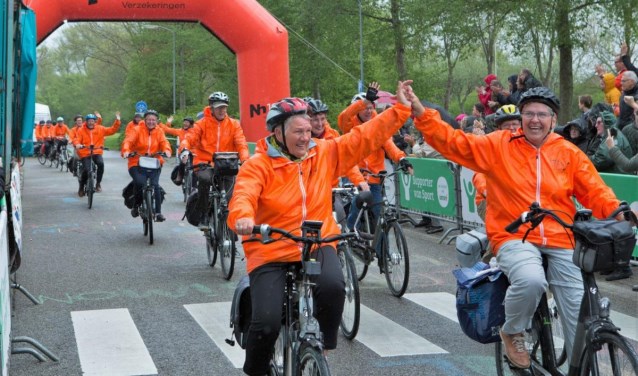 Blijde deelnemers reden samen vorig jaar over de finish.