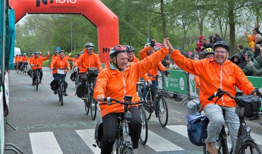 Blijde deelnemers reden samen vorig jaar over de finish.