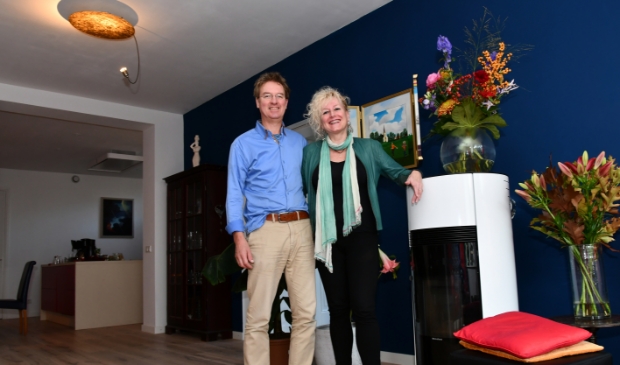 Burret en Mirjam hebben hun huis uit 1910 compleet omgebouwd tot duurzame woning met 10 cm dikke isolatieschil, vloerverwarming, warmtepomp en zonnepanelen. De pelletkachel is voor als het echt zwaar gaat vriezen.
