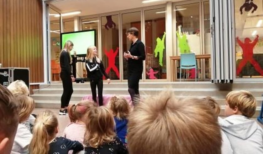 Wethouder Astrid van de Weijenberg reikte de eerste jekko's uit aan twee leerlingen van de school.