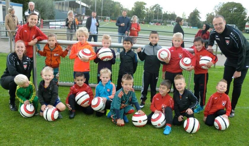 Spelenderwijs leren voetballen bij De Kennemers.