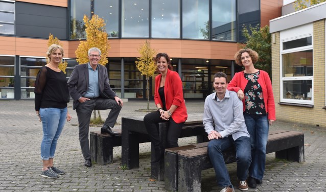 V.l.n.r.: Marjolein Douwstra, Rob Voogel, Mary-Ann van Oort, Jeroen en Tanja ten Broek. Een aantal ouderraadsleden ontbreekt op deze foto.