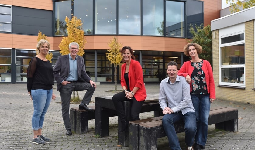 V.l.n.r.: Marjolein Douwstra, Rob Voogel, Mary-Ann van Oort, Jeroen en Tanja ten Broek. Een aantal ouderraadsleden ontbreekt op deze foto.