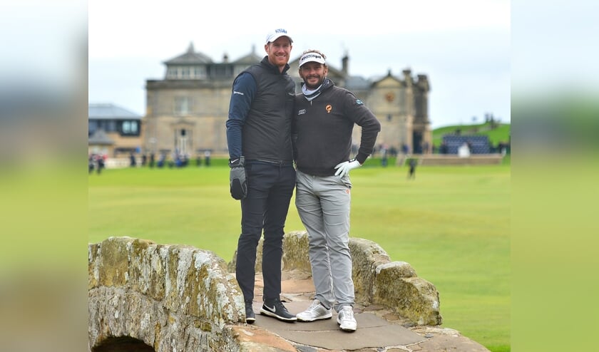 Wil Besseling en Joost Luiten zij aan zij op de befaamde Swilcan Bridge op de Old Course van St. Andrews.