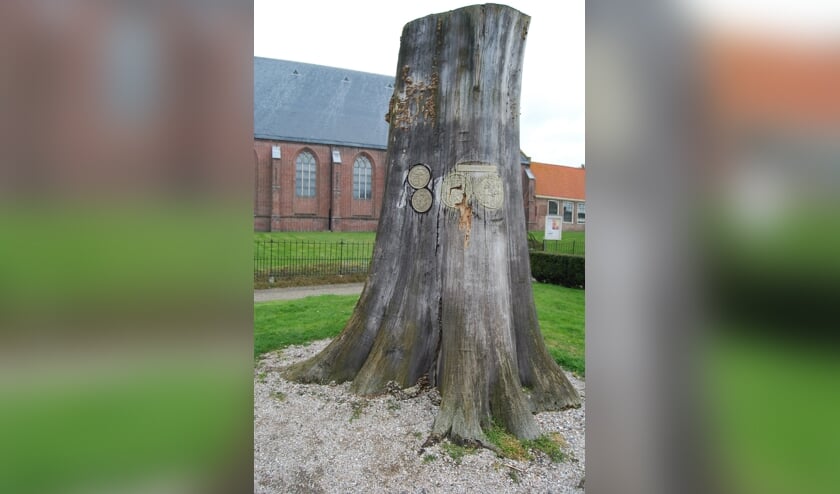 Wie kent het oude monument niet? Het ging verloren door de iepziekte.