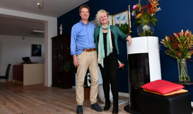 Burret en Mirjam hebben hun huis uit 1910 compleet omgebouwd tot duurzame woning met 10 cm dikke isolatieschil, vloerverwarming, warmtepomp en zonnepanelen. De pelletkachel is voor als het echt zwaar gaat vriezen.