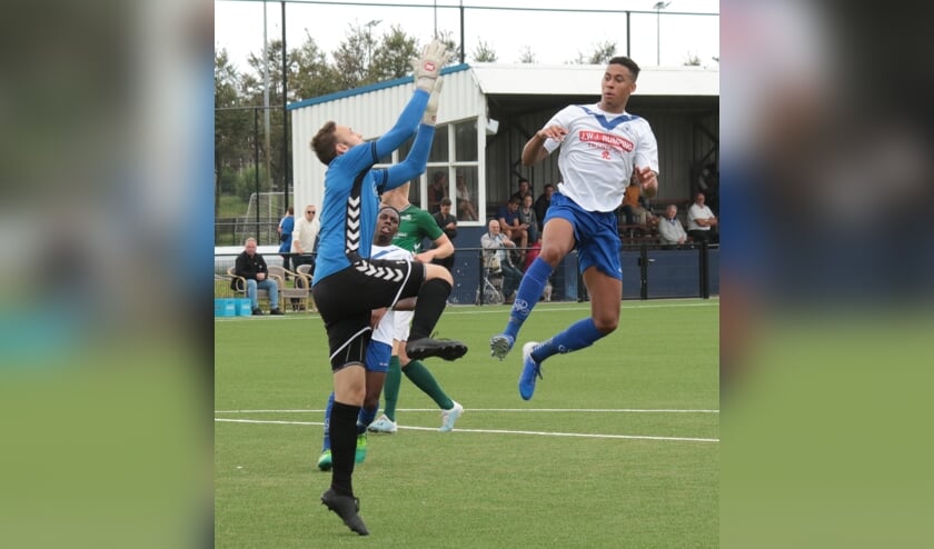 Robert Groot (hier in actie met de keeper) maakt een domme overtreding hetgeen hem rood oplevert.