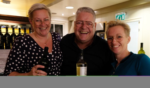 Op de foto Greetje Gutter, John Dekker en Els Gutter tijdens de wijnroute.