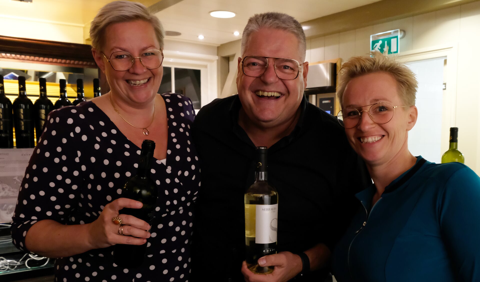 Op de foto Greetje Gutter, John Dekker en Els Gutter tijdens de wijnroute. 