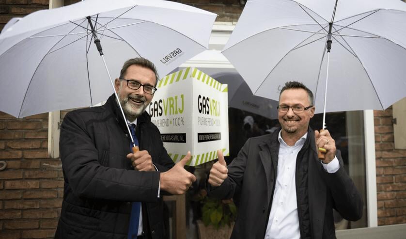 Links Chris Kuijpers, directeur-generaal Bestuur, Ruimte en Wonen bij het Ministerie van Binnenlandse Zaken en Koninkrijksrelaties en rechts wethouder Paul van Meekeren.