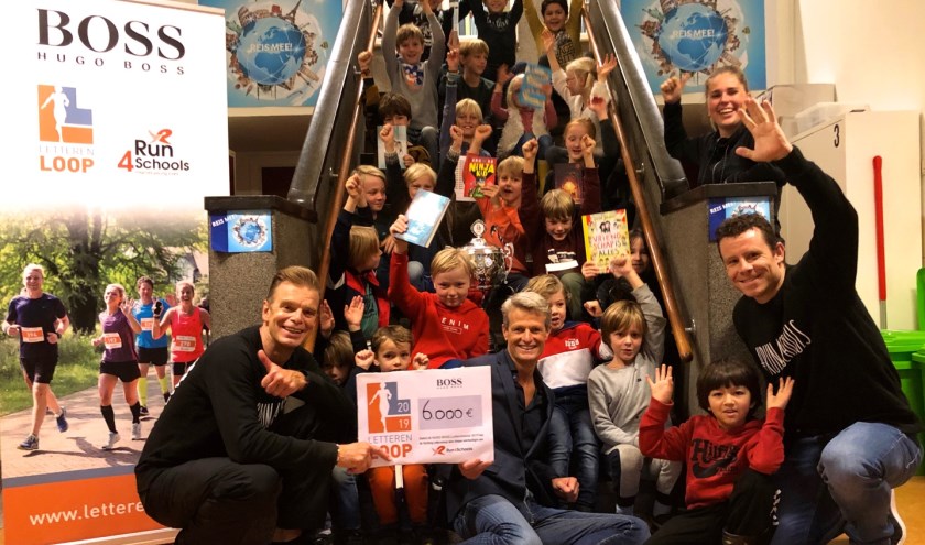 Leerlingen van de Julianaschool waren ontzettend blij met het boekenpakket.
