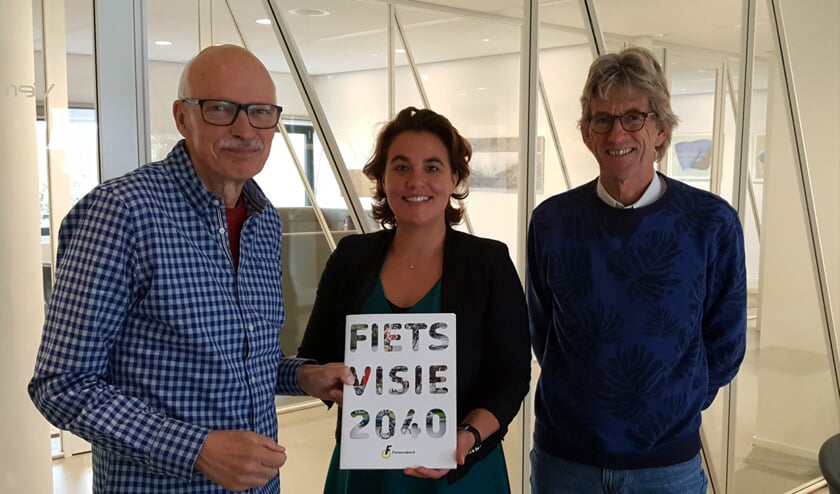 Wethouder Eveline Tijmstra nam de Fietsvisie in ontvangst.