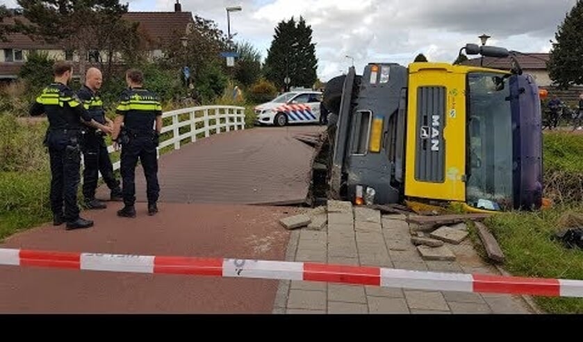In september zakte een betonmixer door een houten fietsbrug.