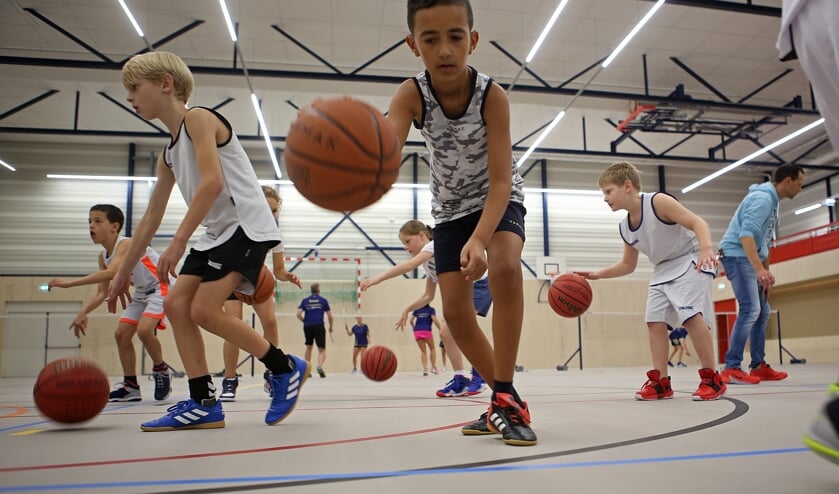 Basketballen gaat prima op de nieuwe sportvloer.