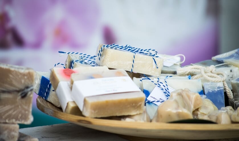 Allerhande spullen, geurtjes en kleurtjes zijn te koop op de bazaar.