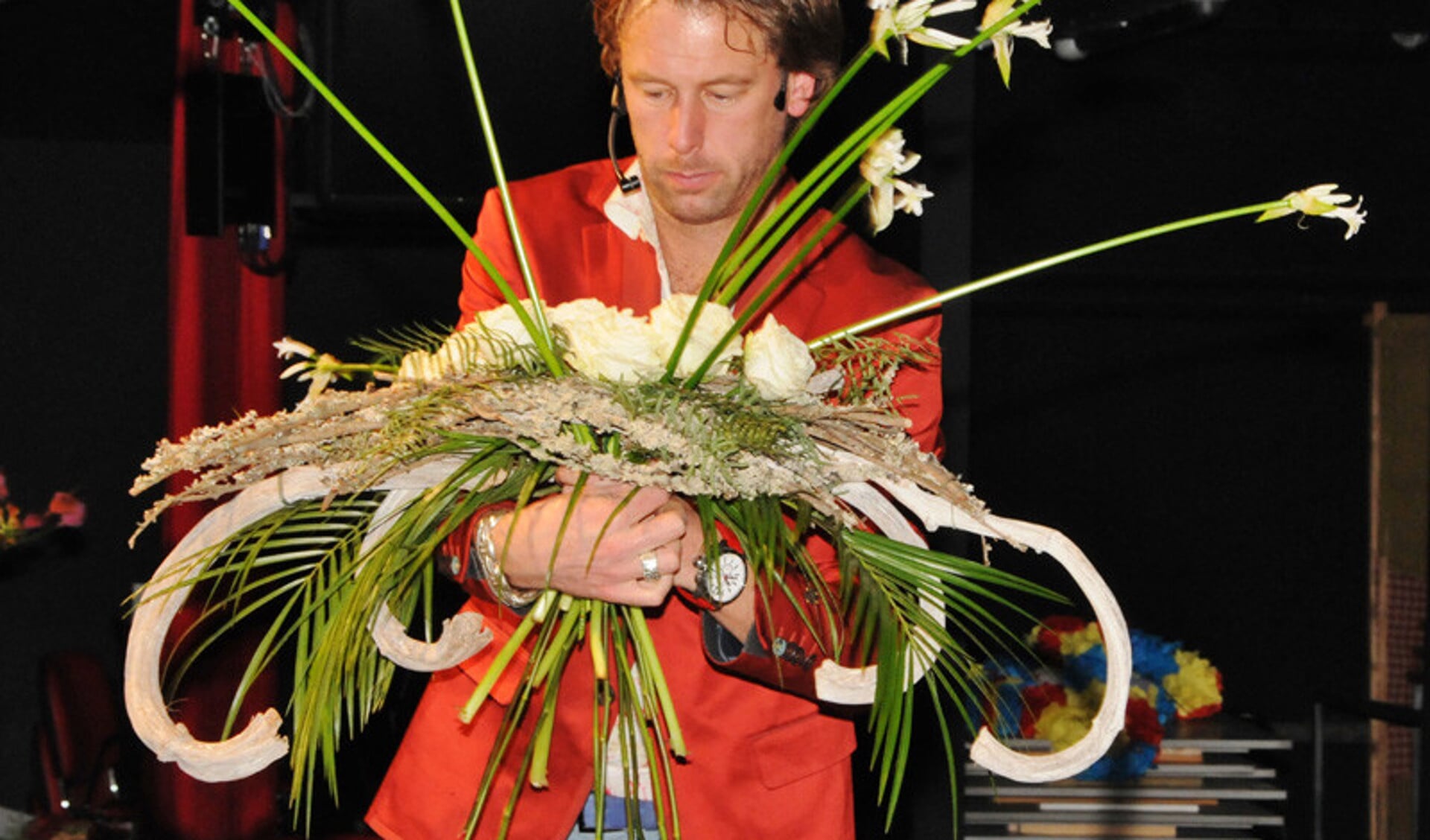 Tijdens een dynamische demo laat Frits Hoogers de laatste trends en nieuwste technieken op het gebied van bloemschikken zien.