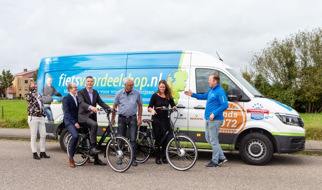 Wethouder Win Bijman overhandigde de fietsen - beschikbaar gesteld door Fietsvoordeelshop.nl - aan de studenten van het Wijkleercentrum.