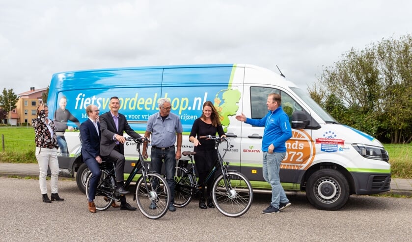 Wethouder Win Bijman overhandigde de fietsen - beschikbaar gesteld door Fietsvoordeelshop.nl - aan de studenten van het Wijkleercentrum.