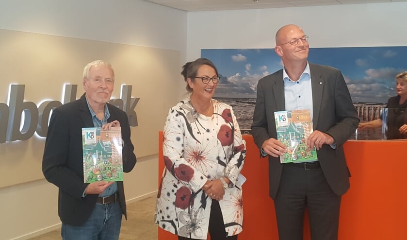 Jan van Haasteren (l), voorzitter Thea Dekker van de Kunst10Daagse en Jan Klaver van Rabobank Alkmaar en omstreken.