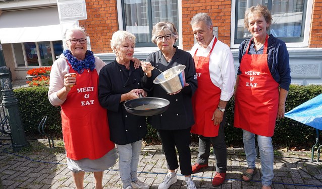 Enthousiast vrijwilligers van Meet & Eat Uitgeest.
