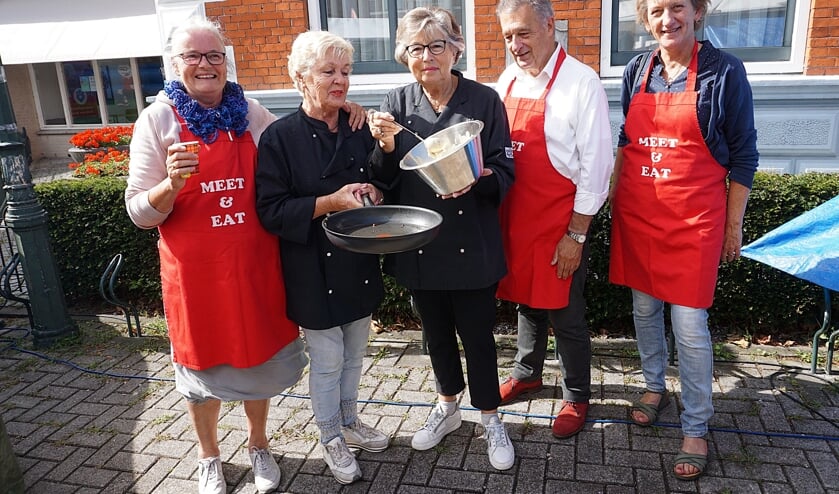 Enthousiast vrijwilligers van Meet & Eat Uitgeest.