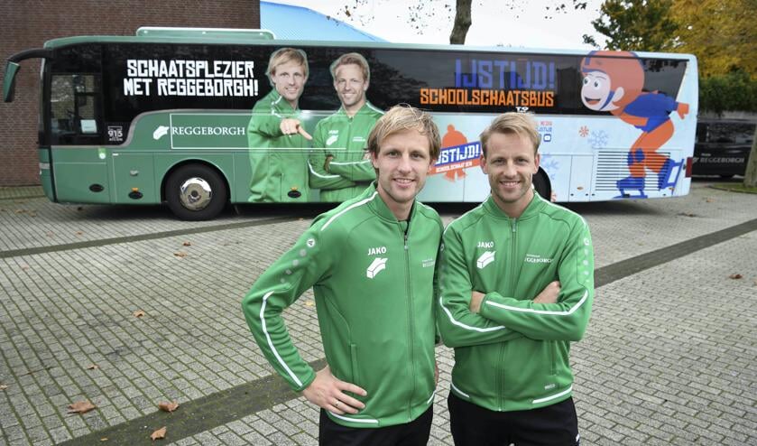 Ronald (links) en Michel Mulder bij de IJSTIJD! Schoolschaatsbus, die komende winter kinderen van basisscholen in Overijssel naar de ijsbanen van Deventer en Enschede zal brengen.