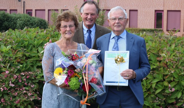 Burgemeester Streng feliciteerde het echtpaar Verbeek-Louter met hun zestigjarig huwelijk.