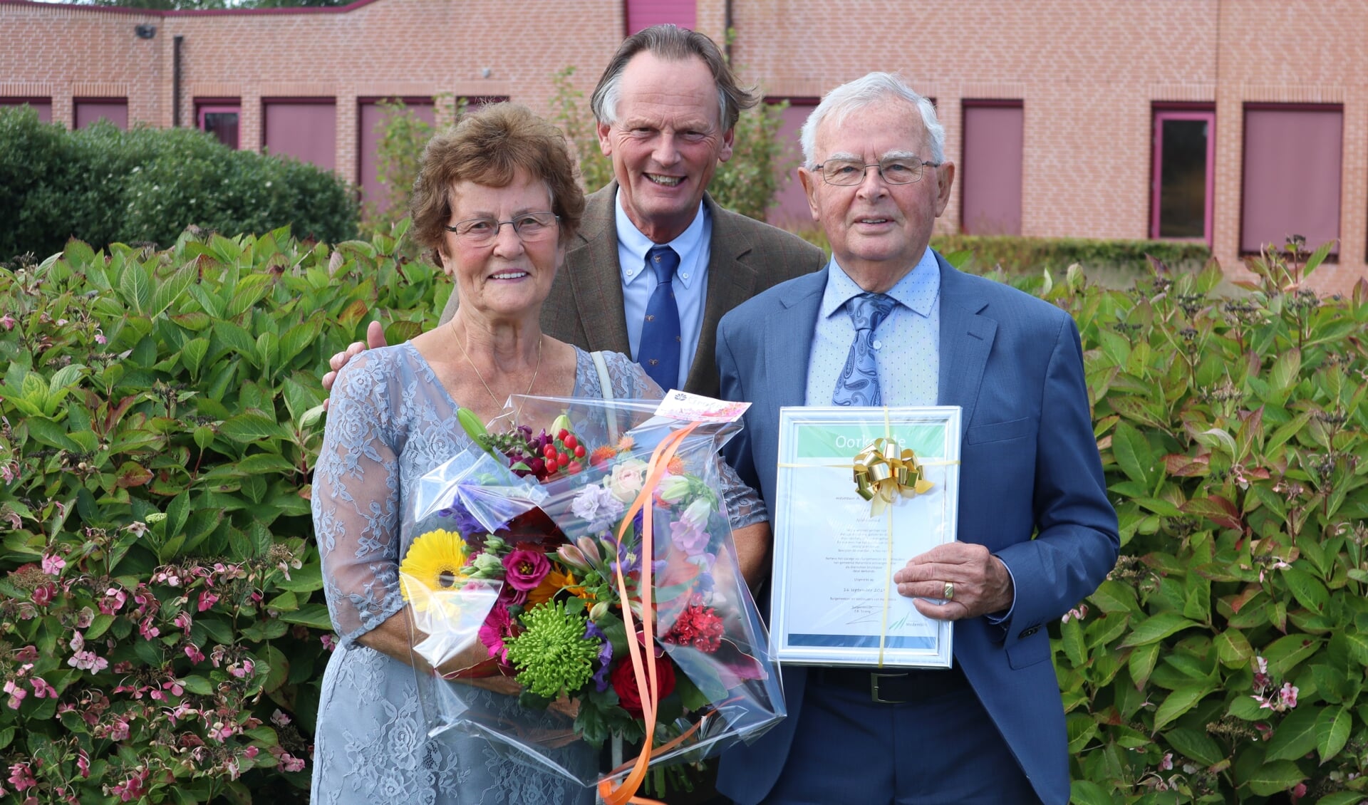 Burgemeester Streng feliciteerde het echtpaar Verbeek-Louter met hun zestigjarig huwelijk.