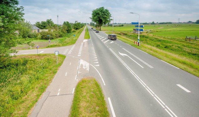 De kruising Provincialeweg N246 bij De Woude.
