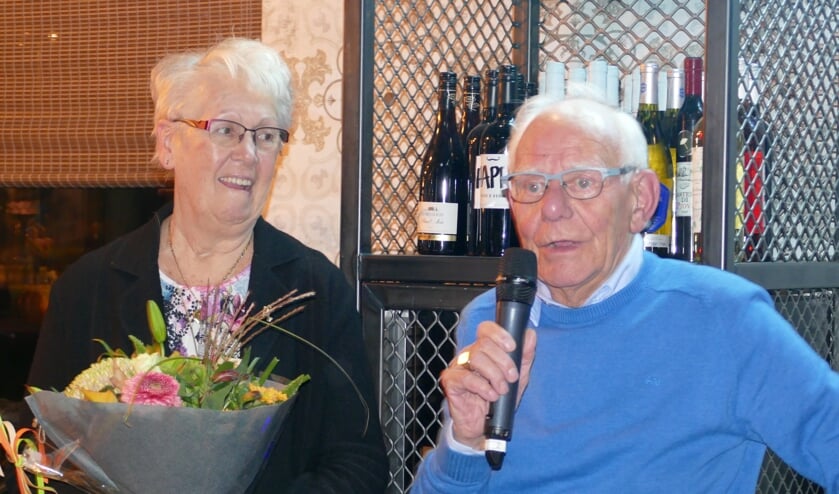 Chris bedankt het bestuur en de leden. Rechts zijn vrouw Franchy.