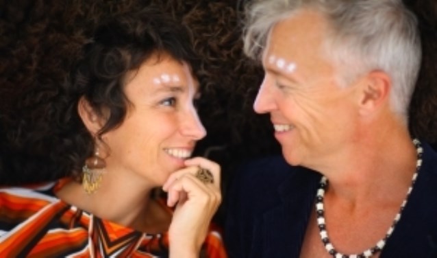 Meditatieleraar Tijn Touber (rechts) met partner BInkie.