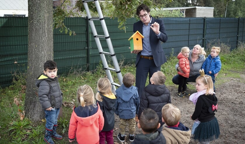 Wethouder Merijn Snoek gaat samen met de kids van het kinderdagverblijf Beer Bodoni beschilderde nestkasjes ophangen voor koolmezen in de strijd tegen de eikenprocessierups. United Photos/Paul Vreeker