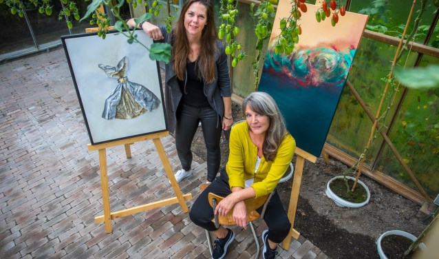 Didi Oberman (l) en Jet Willems, twee van de zestien kunstenaars die exposeren tijdens de herfstexpositie 'De Gouden Eeuw'.
