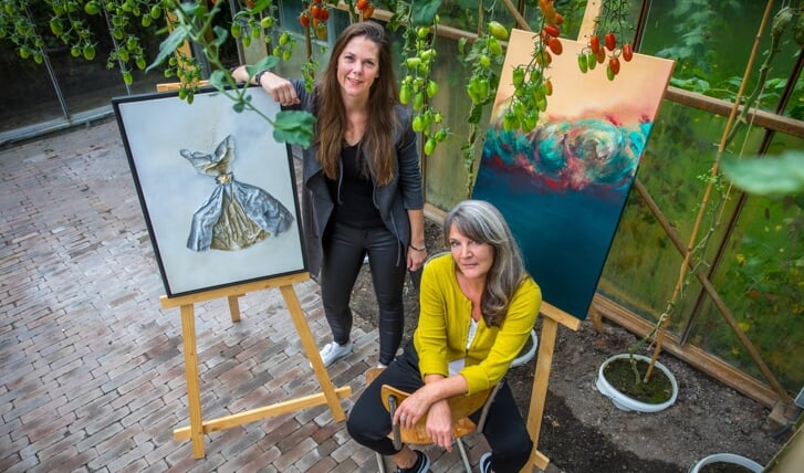 Didi Oberman (l) en Jet Willems, twee van de zestien kunstenaars die exposeren tijdens de herfstexpositie 'De Gouden Eeuw'. 