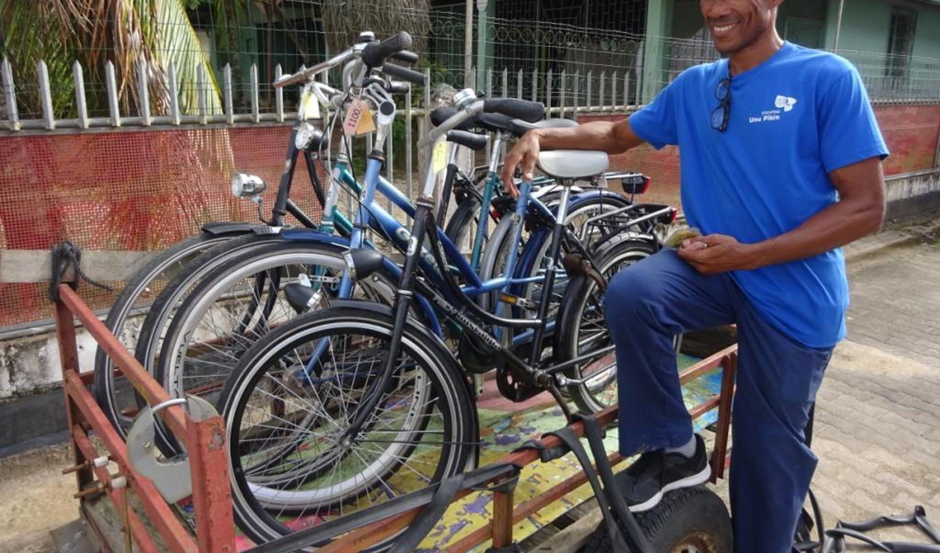 Een van de medewerkers van de fietsenafdeling met een zending Hollandse fietsen.